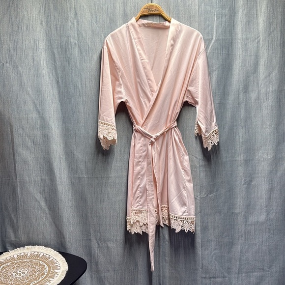 Elegant Pink Lace Trim Robe size medium- large - Picture 2 of 10